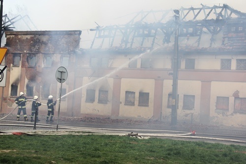 Płonie dawna kolejowa stolarnia w centrum miasta 8