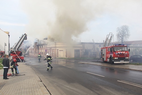 Płonie dawna kolejowa stolarnia w centrum miasta 9