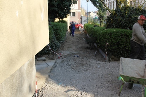 Kolejny chodnik i podw&oacute;rzowa nawierzchnia w naprawie 1