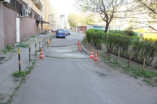 Kolejny chodnik i podw&oacute;rzowa nawierzchnia w naprawie 6