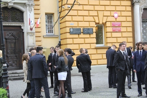 Kasztany zakwitły. Maturzyści rozpoczęli egzaminy 2