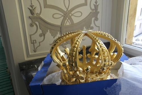 Złocone korony wr&oacute;ciły do Sali Kr&oacute;lewskiej 1