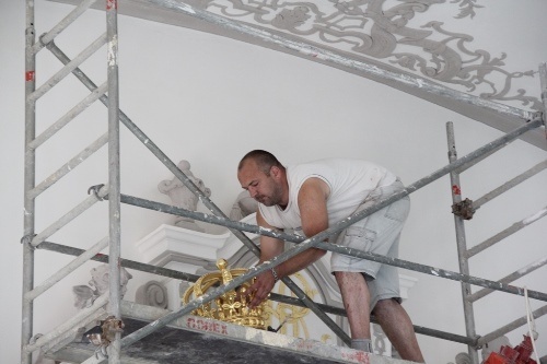 Złocone korony wr&oacute;ciły do Sali Kr&oacute;lewskiej 2