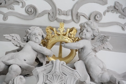 Złocone korony wr&oacute;ciły do Sali Kr&oacute;lewskiej 4