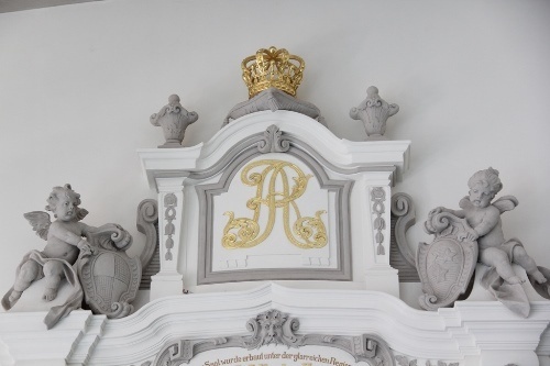 Złocone korony wr&oacute;ciły do Sali Kr&oacute;lewskiej 3