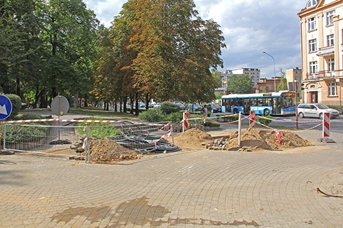 Trwa modernizacja legnickich skrzyżowań. Policja pomaga w ruchu
