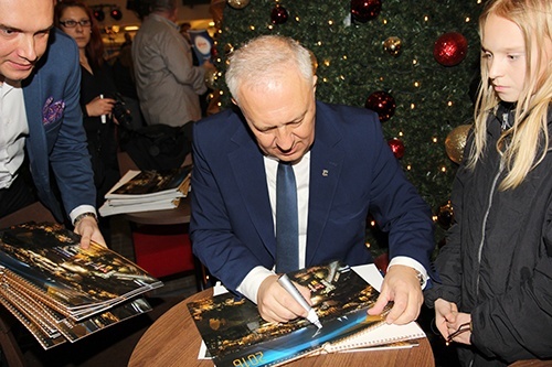 Legnicki kalendarz 2016 trafił do mieszkańc&oacute;w 8