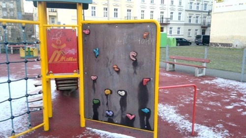 wandale niszcza place zabaw wandale niszcza place zabaw