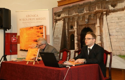 na zdjęciu widać autora książki Legnica w kolorze miedzi Marcina Makucha