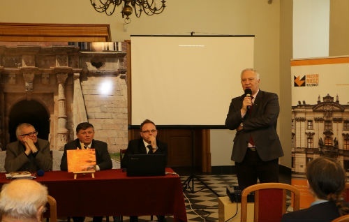 na zdjęciu widać autora książki Legnica w kolorze miedzi Marcina Makucha oraz prezydenta Legnicy Tadeusza Krzakowskiego