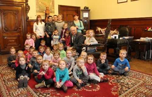na zdjęciu widać prezydenta legnicy oraz dzieci z przedszkola