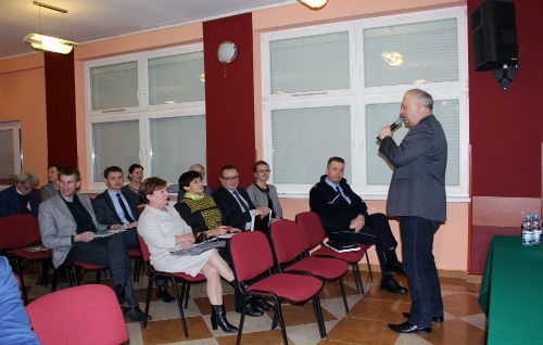 na zdjęciu widać prezydenta tadeusza krzakowskiego z mieszkańcami legnicy