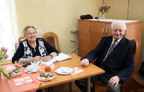 na zdjęciu widać siedzących starszych państwa