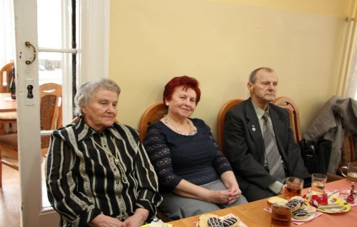 na zdjęciu widać dwie kobiety i jednego mężczyznę - weteranów pracy