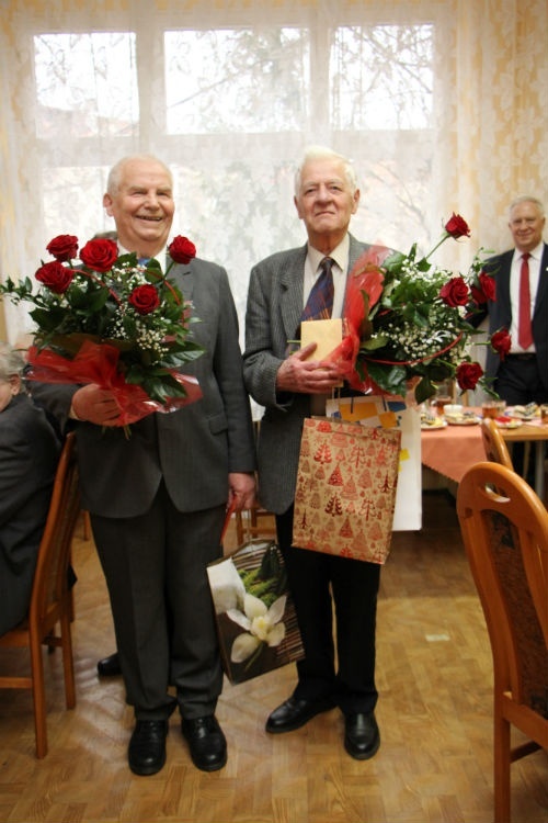 na zdjęciu widać dwóch jubilatów ze stowarzynie weteranów pracy