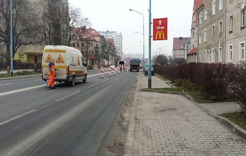 na zdjęciu widać pracownika służby drogowej na ulicy wrocławskiej