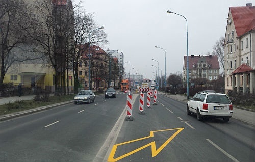 na zdjęciu widać auto służby drogowej na ulicy wrocławskiej