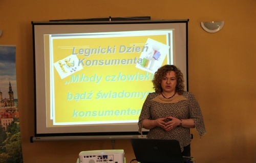 na zdjęciu widać rzecznika praw konsumentów prowadzącego prezentacje