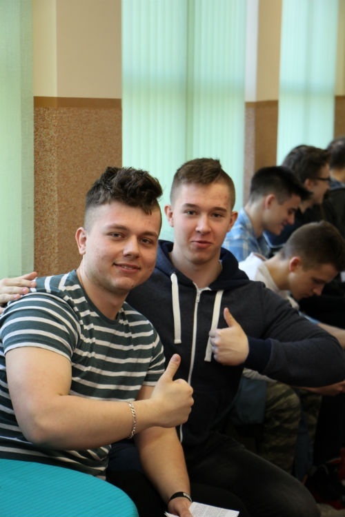 młodzi ludzie na kwalifikacji wojskowej