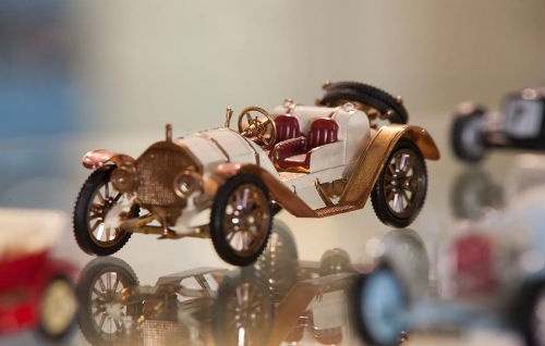 miniatura starodawnego auta koloru białego