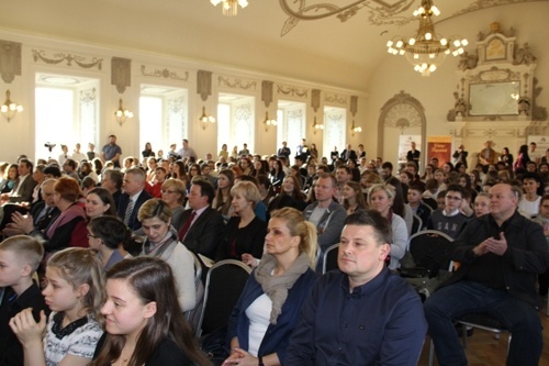 Tłum ludzi ogląda występ laureat&oacute;w konkursu Młody Paganini w Sali Kr&oacute;lewskiej Akademii Rycerskiej