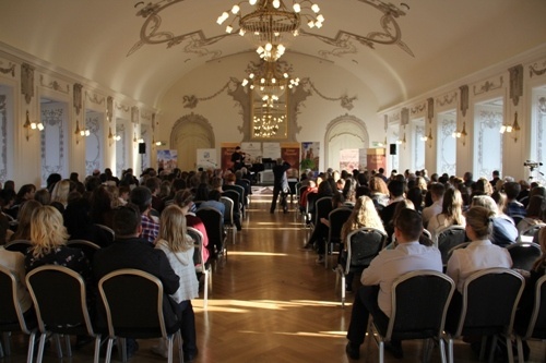 Tłum ludzi ogląda występ laureat&oacute;w konkursu Młody Paganini w Sali Kr&oacute;lewskiej Akademii Rycerskiej