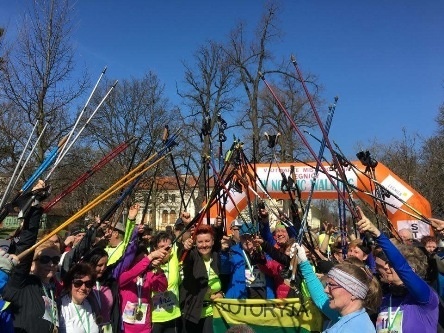 uczestnicy nordic walking po zakończonych zawodach