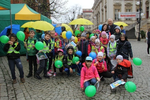 dzieci z prezydentem Tadeuszem Krzakowskim na legnickim rynku