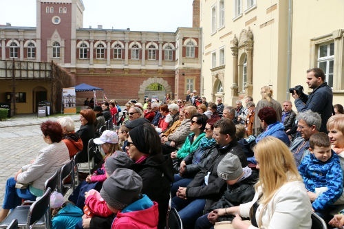 legniczanie na dziedzincu zamku piastowskiego