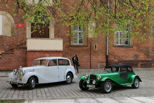 samochody na dziedzincu zamku piastowskiego