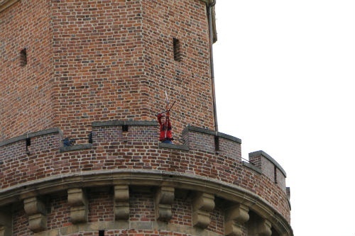 Jacek Proć strzela z wieży św. jadwigi