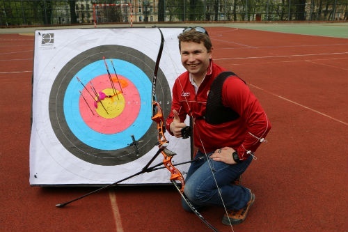 Jacek Proć pozuje z łukiem