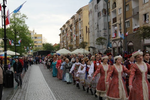 legniczanie na rynku tańczą poloneza
