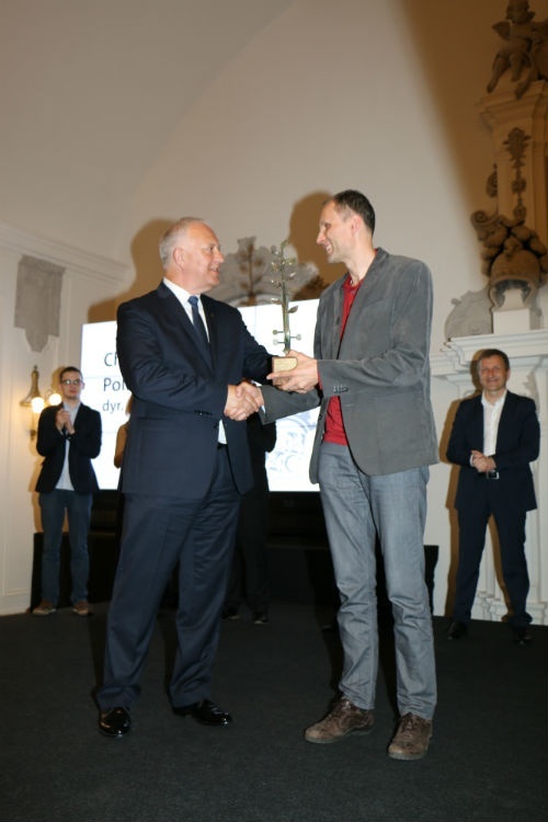 prezydent tadeusz krzakowski wręcza rubinową lutnię