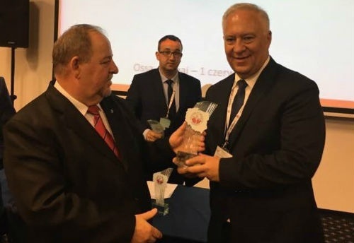prezydent tadeusz krzakowski odbiera nagrode dla super powiatu