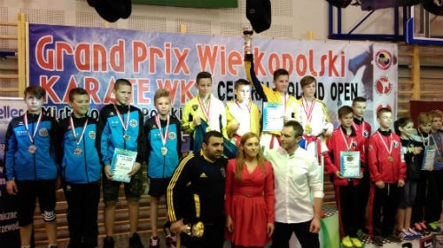 karate dzieci stojące na podium