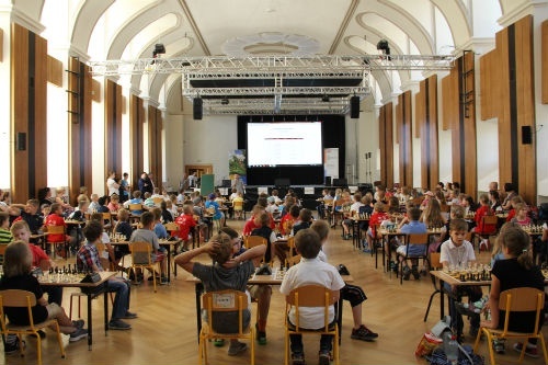 dzieci grają w szachy