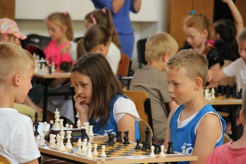 dzieci grają w szachy