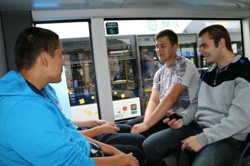 młodzież siedzi w autobusie 