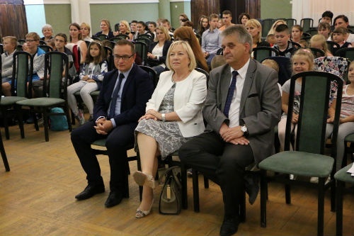Ludzie siedzą na rozdaniu nagród w konkursie