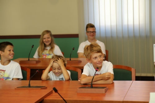 chłopcy siedzą przy biurku