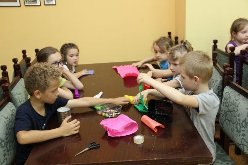 dzieci na warsztatach plastycznych