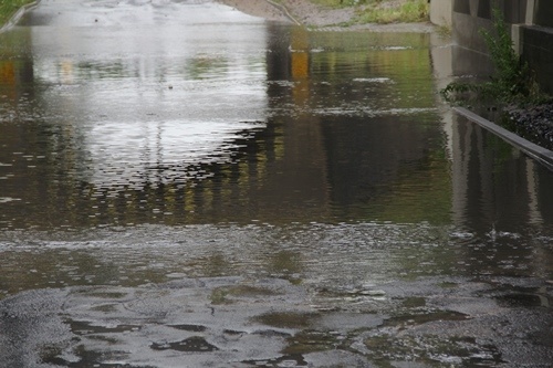 deszcz zalal ulice