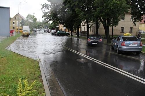 deszcz zalal ulice