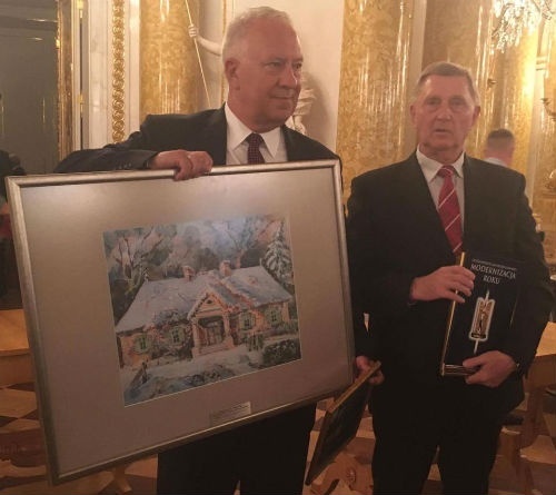 prezydent tadeusz krzakowski odbiera nagrode
