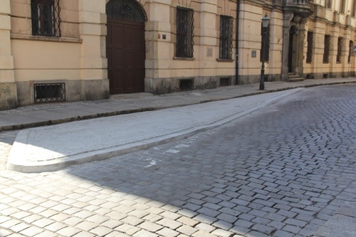 chodnik przy kosciele sw Jana