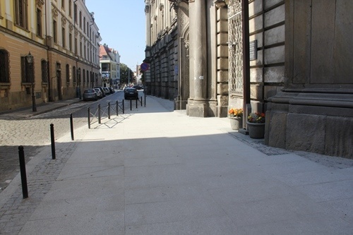chodnik przy kosciele sw Jana