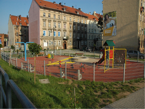 zdjęcie przedstawiające teren po budowie placu zabaw