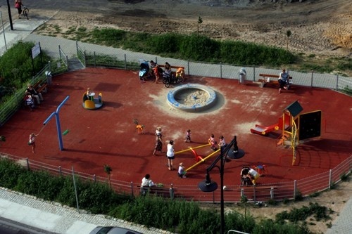zdjęcie przedstawiające teren po budowie placu zabaw